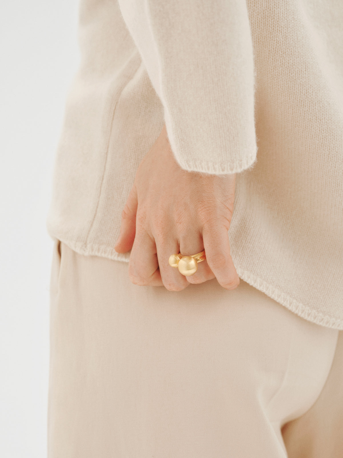 Anillo bañado en oro amarillo con efecto cepillado y motivo de dos esferas