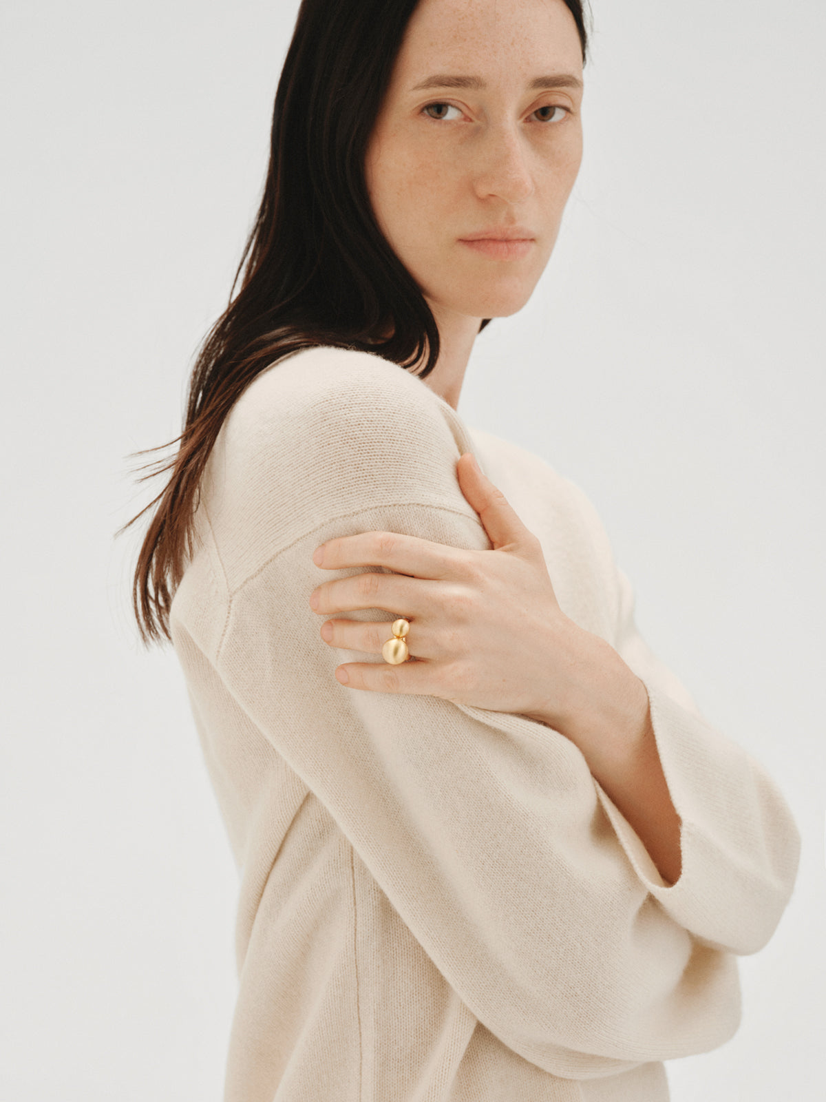 Anillo bañado en oro amarillo con efecto cepillado y motivo de dos esferas