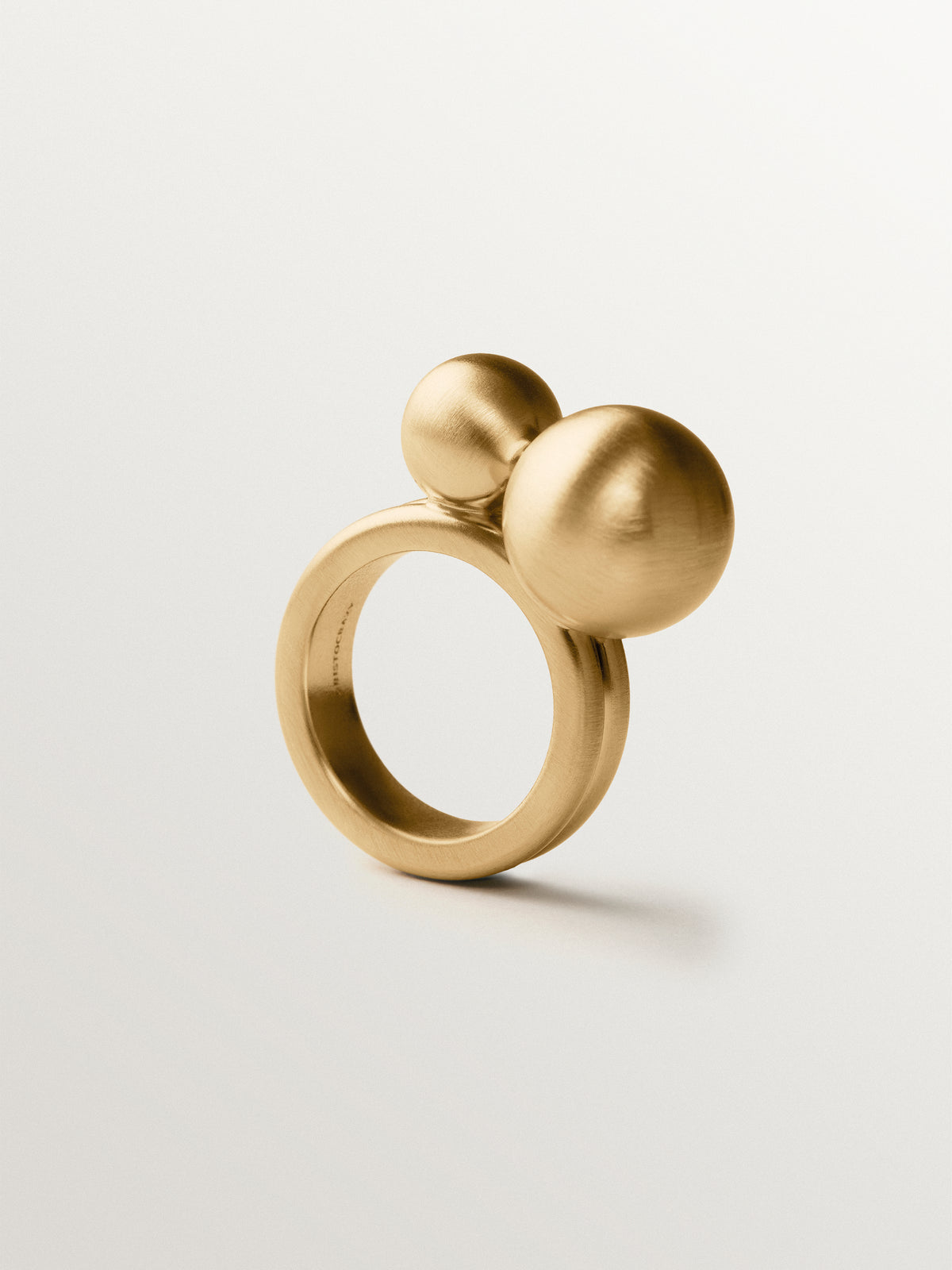 Anillo bañado en oro amarillo con efecto cepillado y motivo de dos esferas