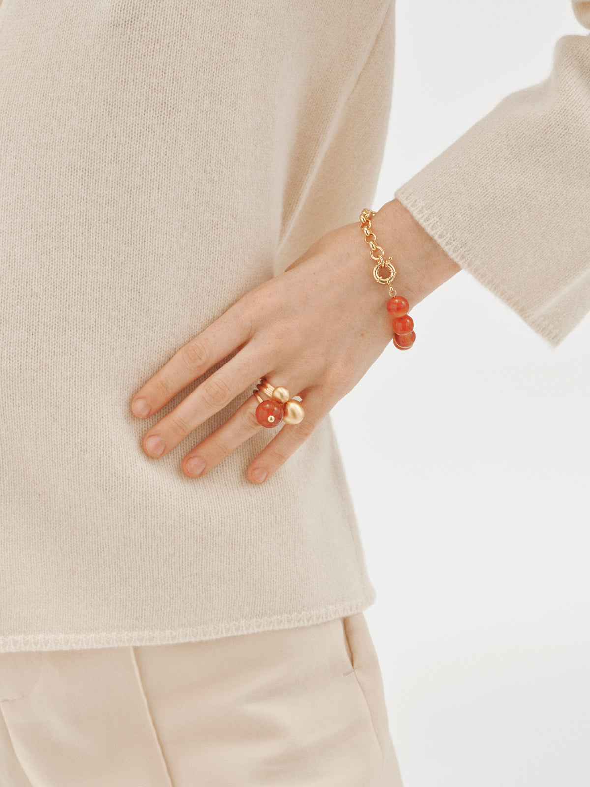 Anillo bañado en oro amarillo con efecto cepillado y motivo de dos esferas