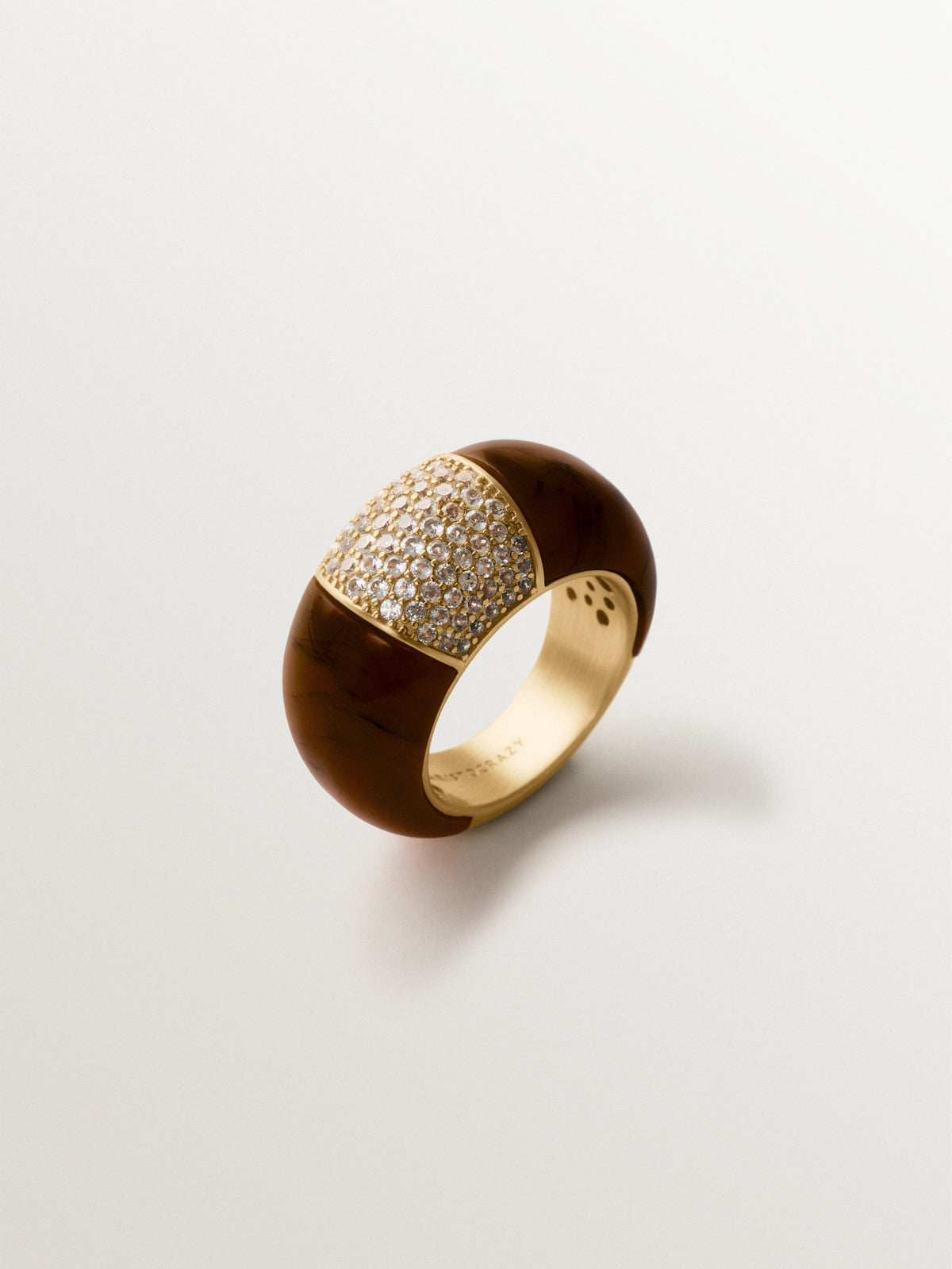 Anillo abombado bañado en oro amarillo de 18K con resina marrón y cristales