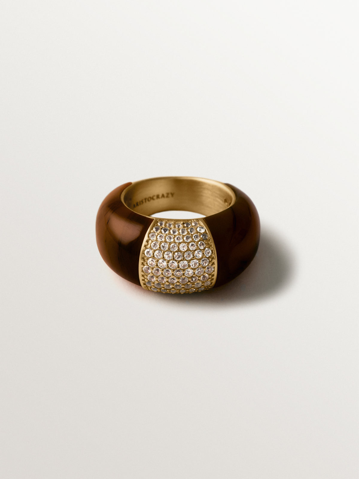 Anillo abombado bañado en oro amarillo de 18K con resina marrón y cristales