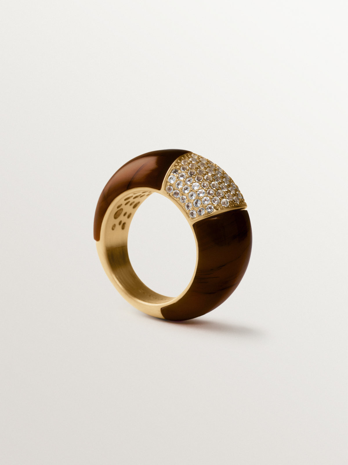 Anillo abombado bañado en oro amarillo de 18K con resina marrón y cristales