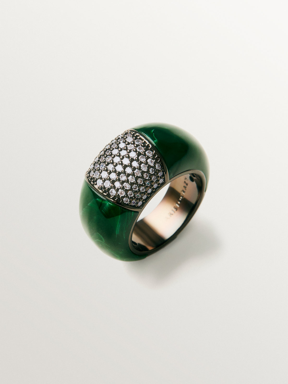 Anillo abombado con resina verde y cristales