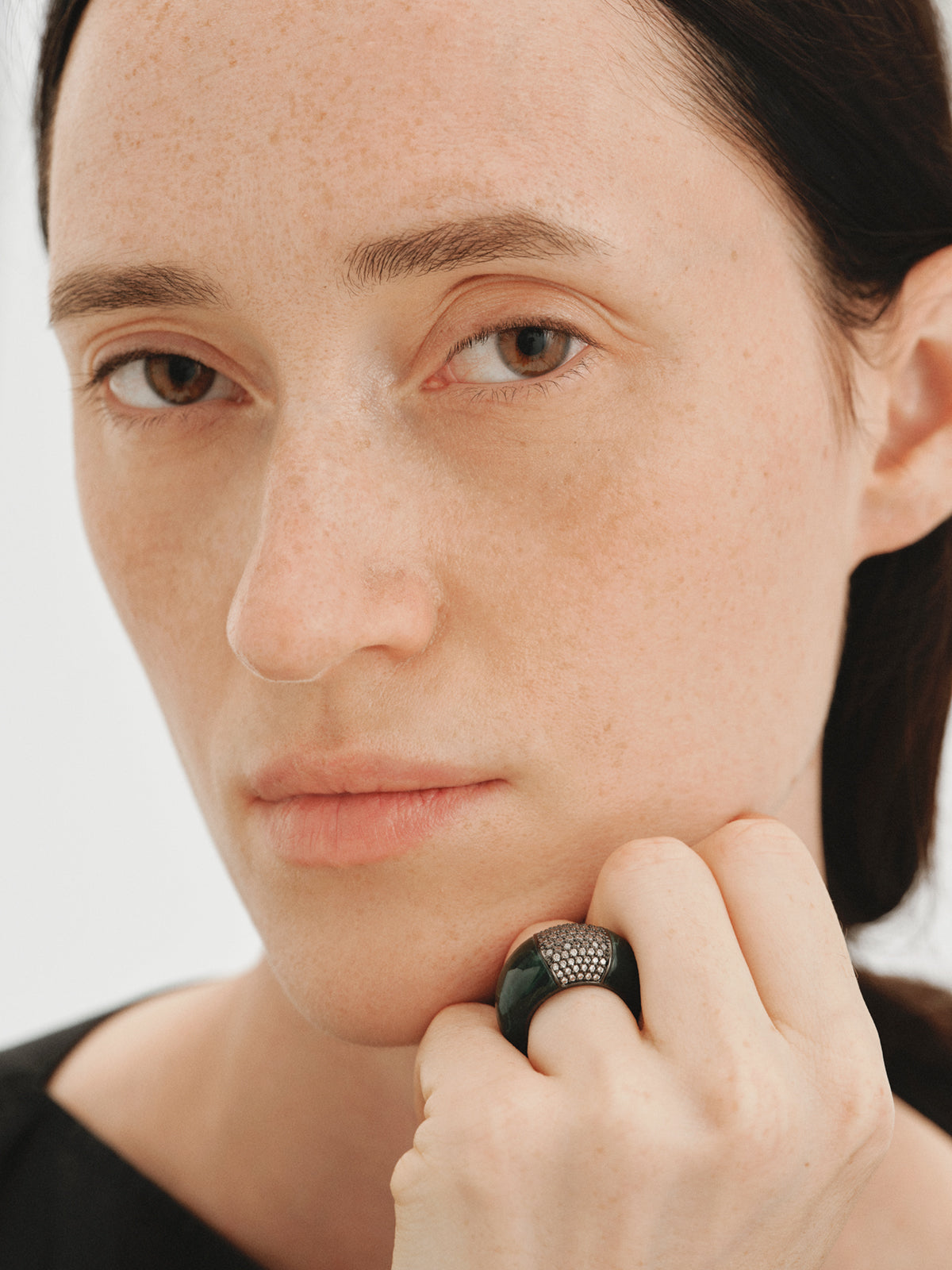 Anillo abombado con resina verde y cristales