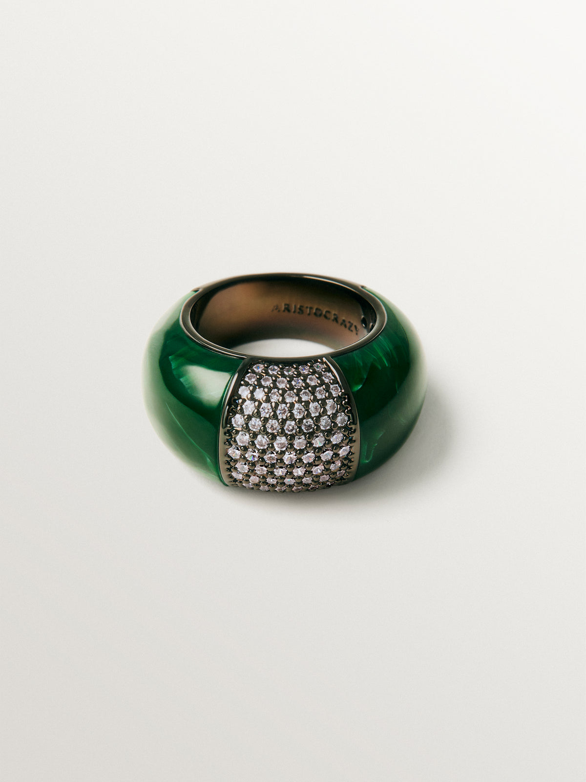 Anillo abombado con resina verde y cristales