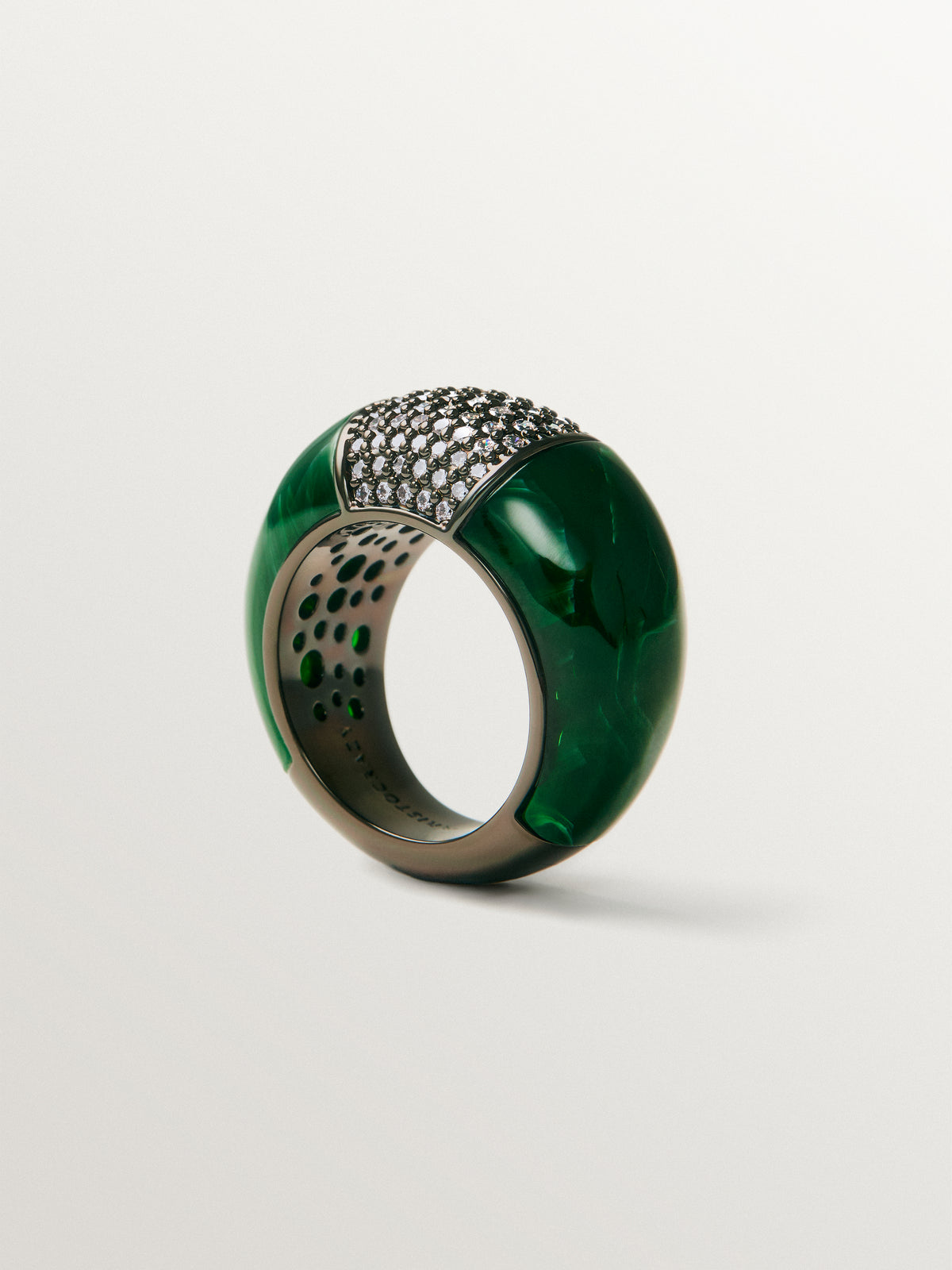 Anillo abombado con resina verde y cristales