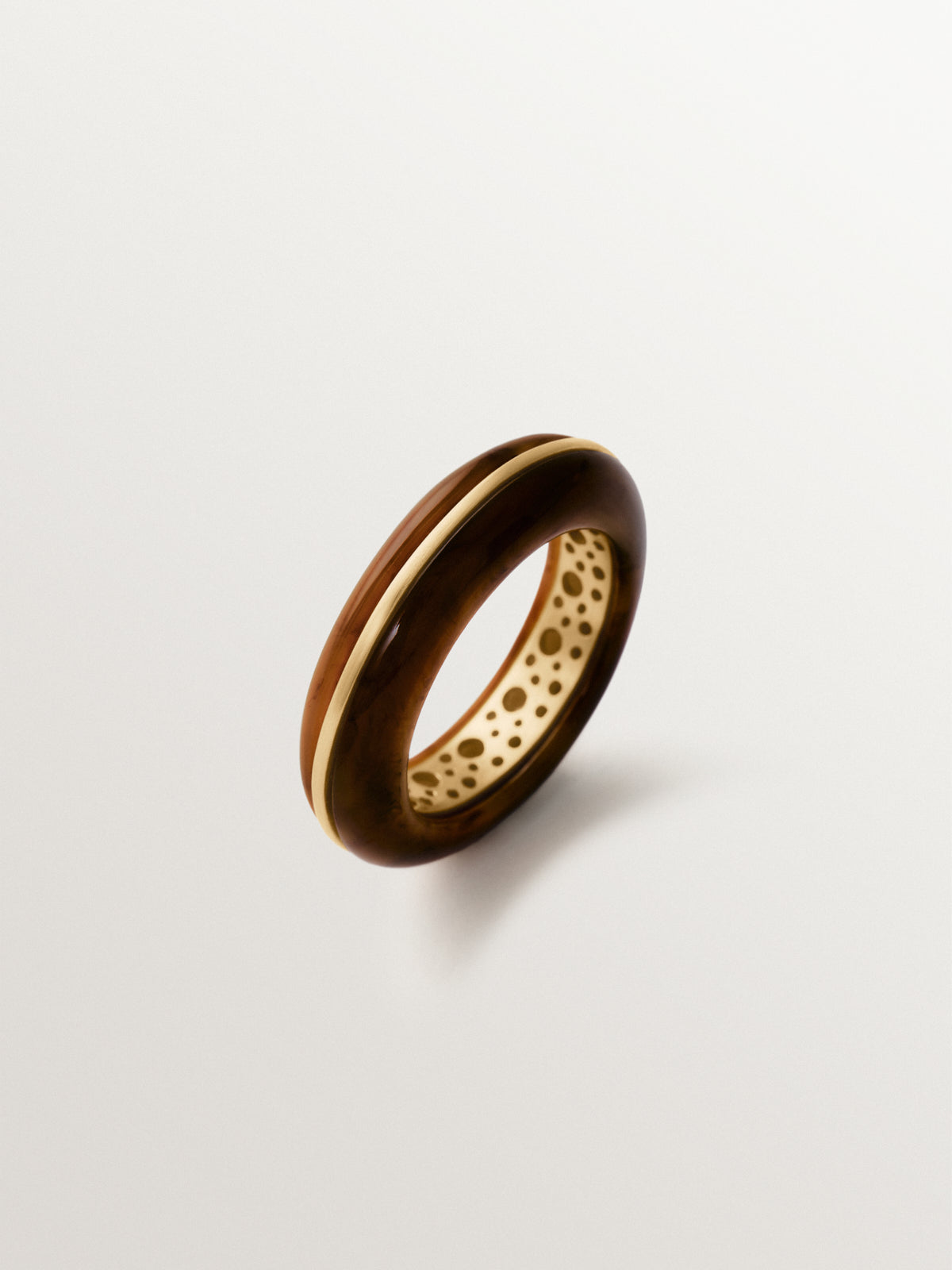 Anillo grueso bañado en oro amarillo de 18K con efecto cepillado y resina marrón