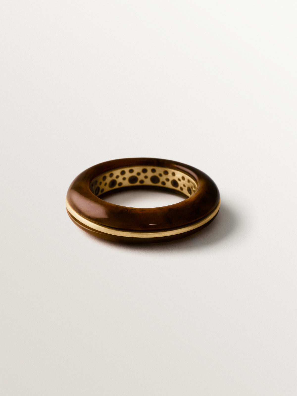 Anillo grueso bañado en oro amarillo de 18K con efecto cepillado y resina marrón