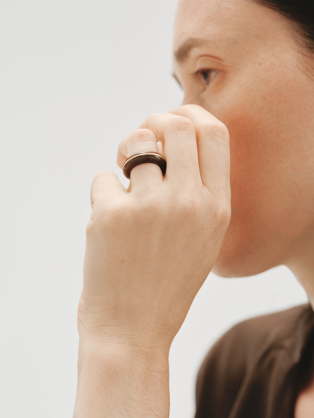 Anillo grueso bañado en oro amarillo de 18K con efecto cepillado y resina marrón