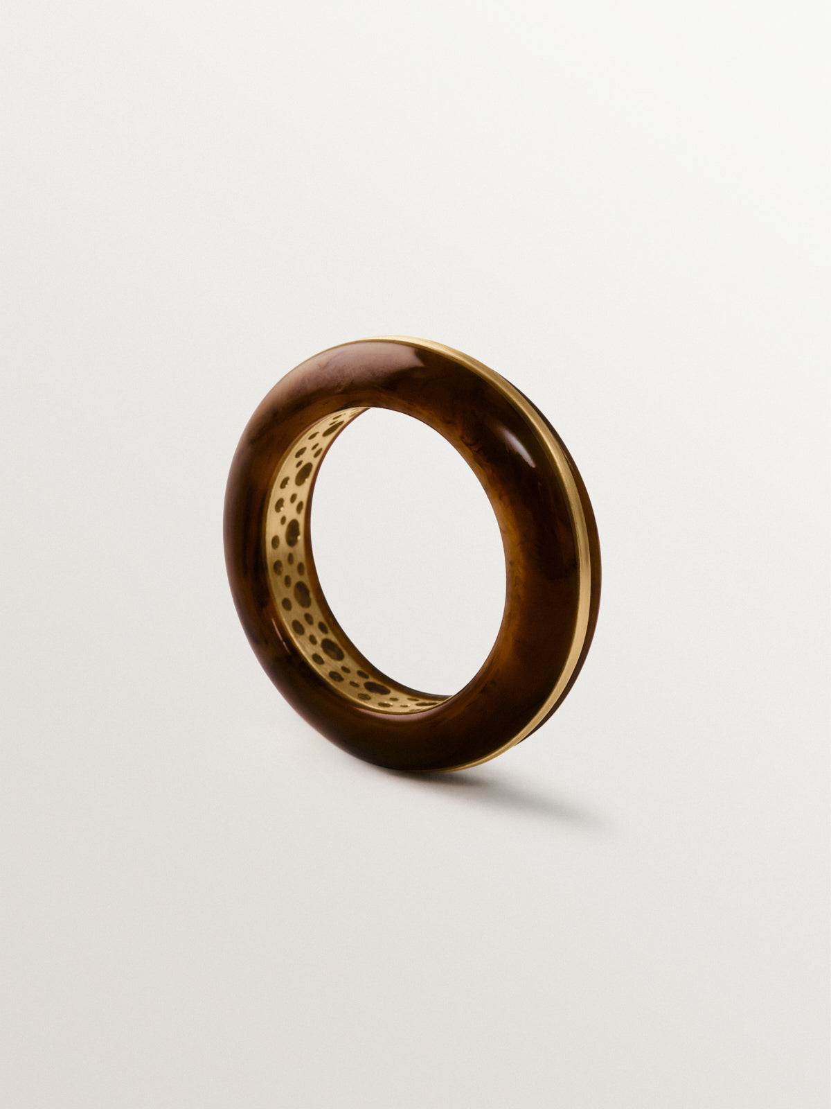 Anillo grueso bañado en oro amarillo de 18K con efecto cepillado y resina marrón