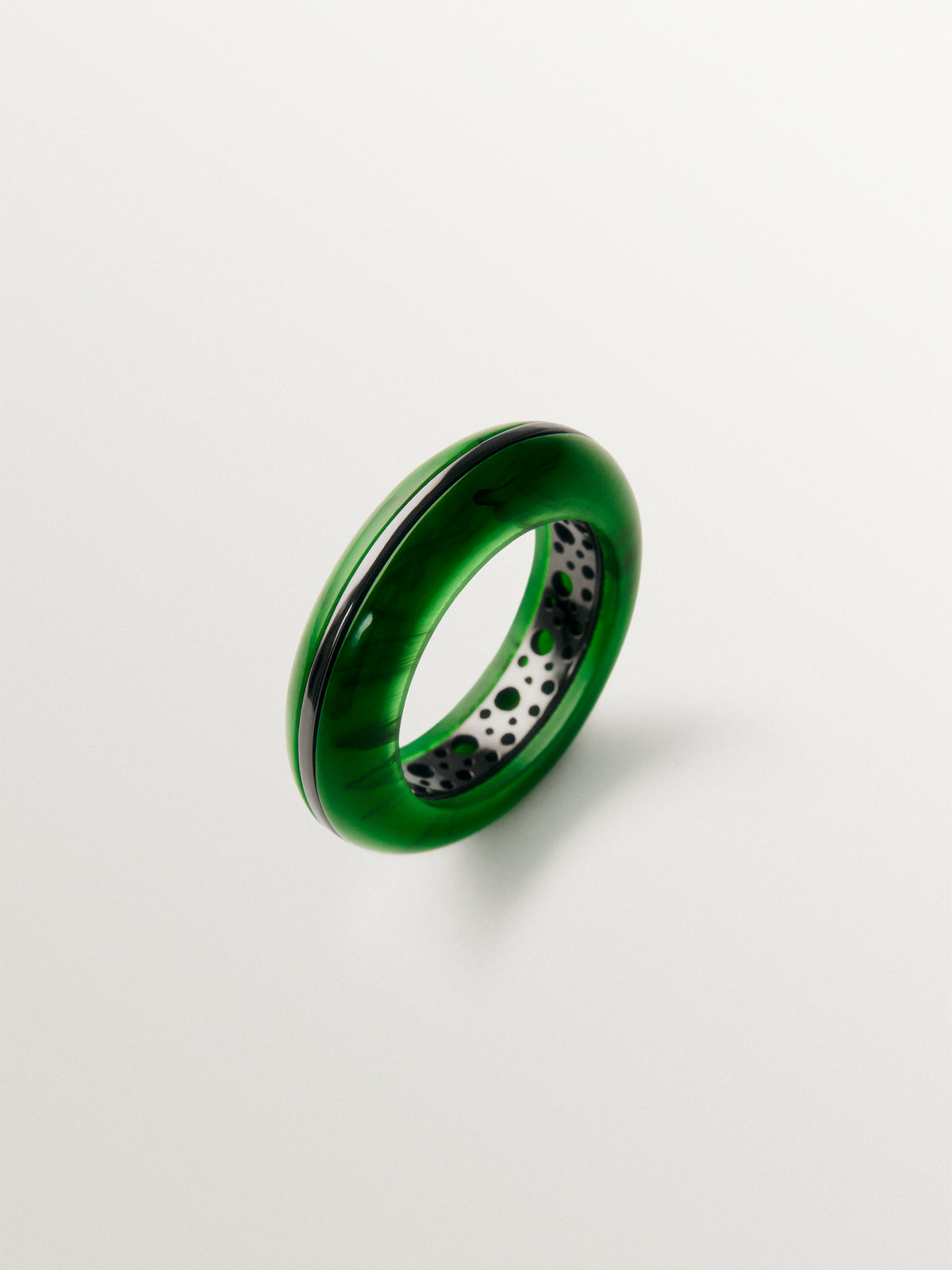 Anillo grueso con resina verde y efecto gunmetal