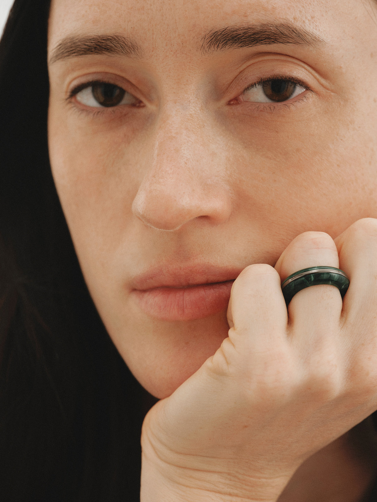 Anillo grueso con resina verde y efecto gunmetal