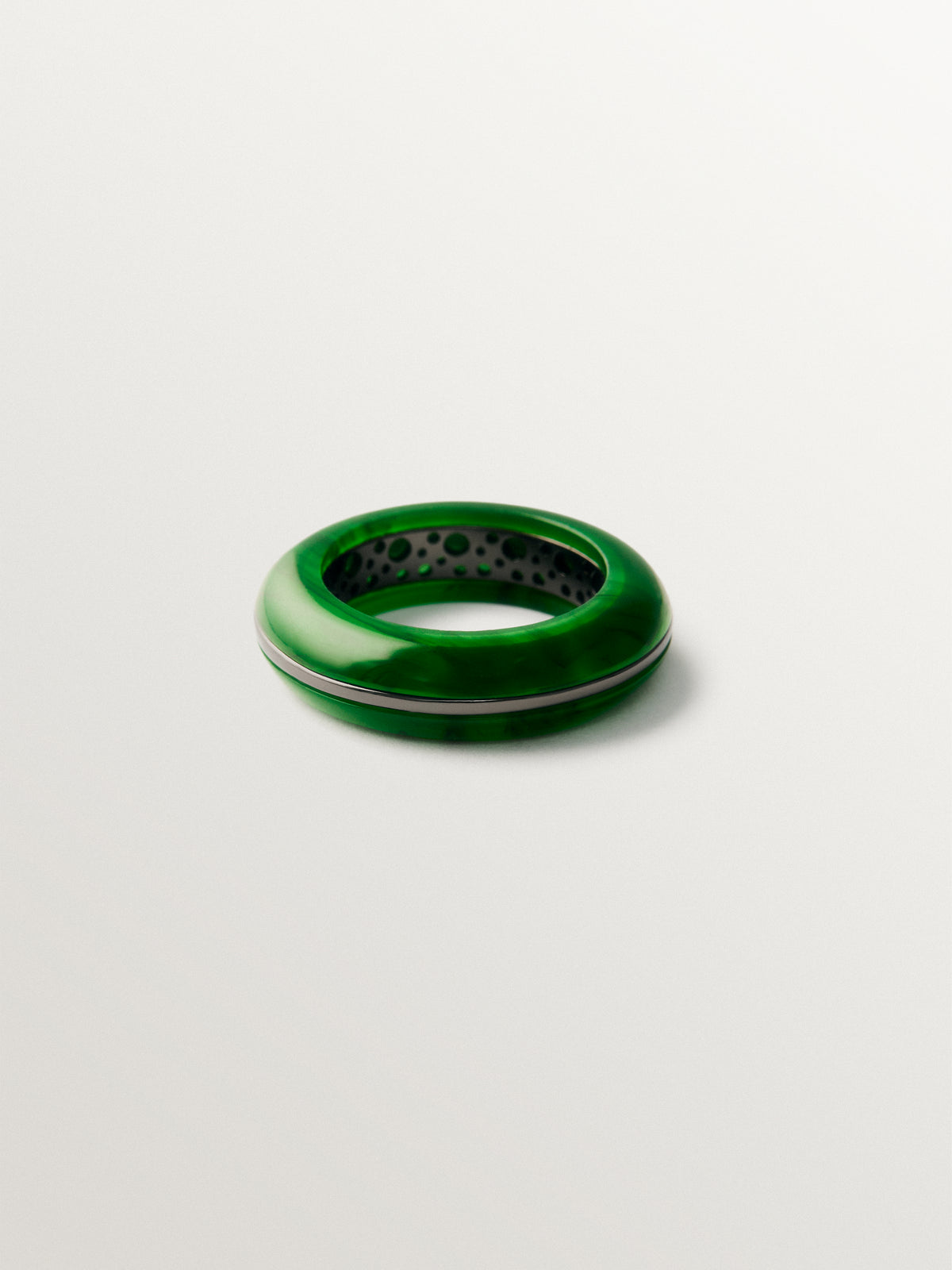 Anillo grueso con resina verde y efecto gunmetal