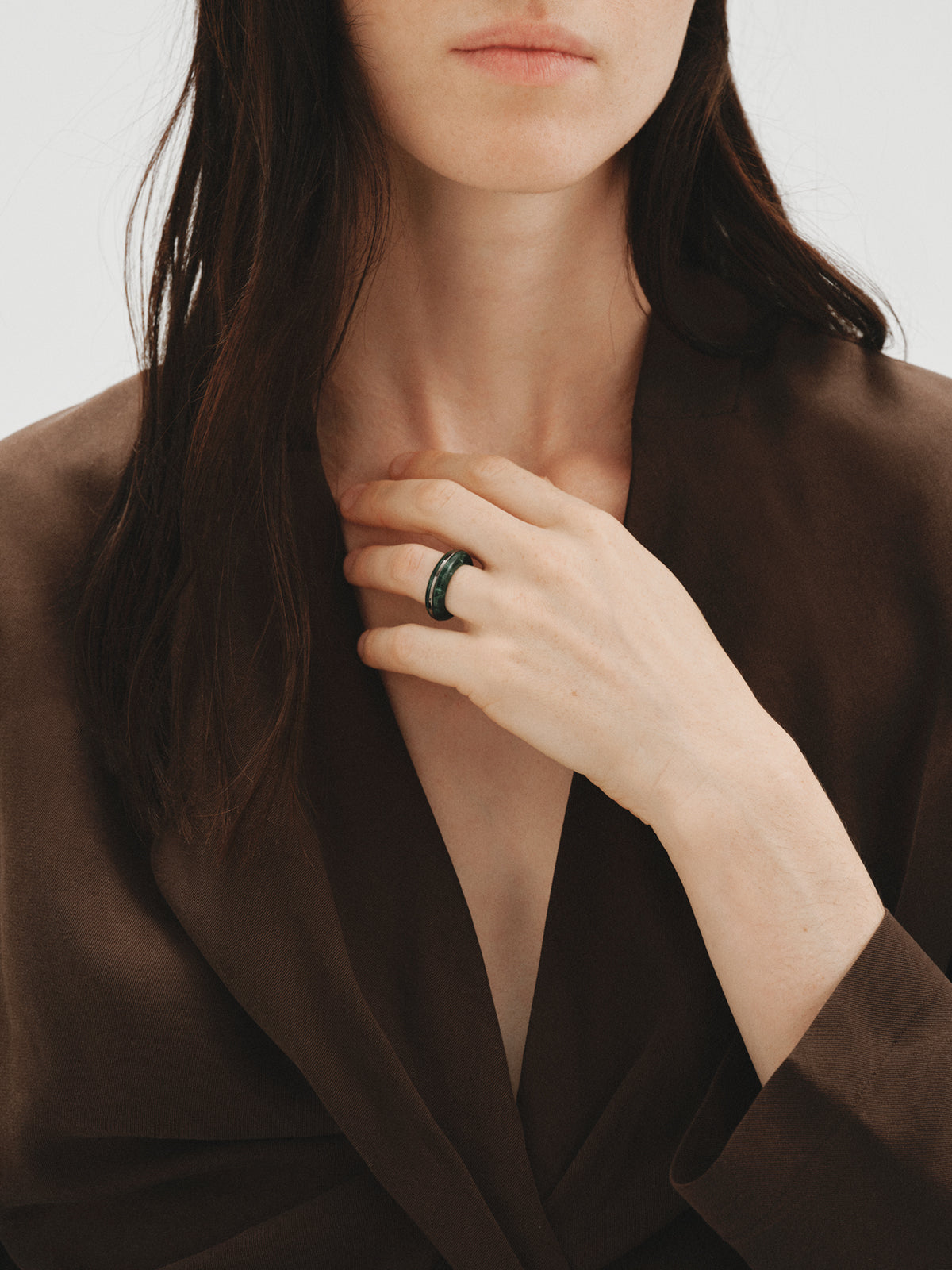 Anillo grueso con resina verde y efecto gunmetal