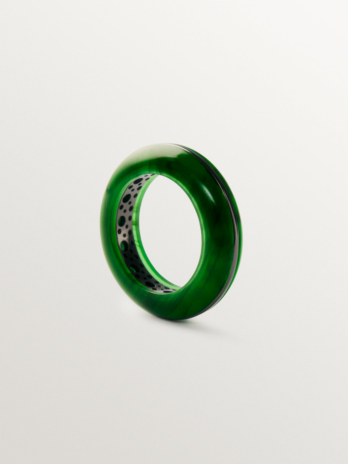 Anillo grueso con resina verde y efecto gunmetal