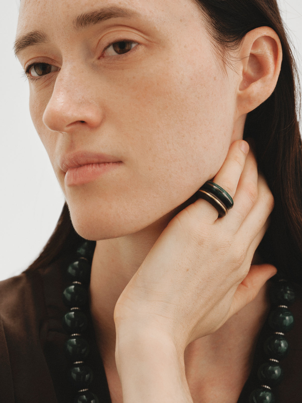 Anillo grueso con resina verde y efecto gunmetal
