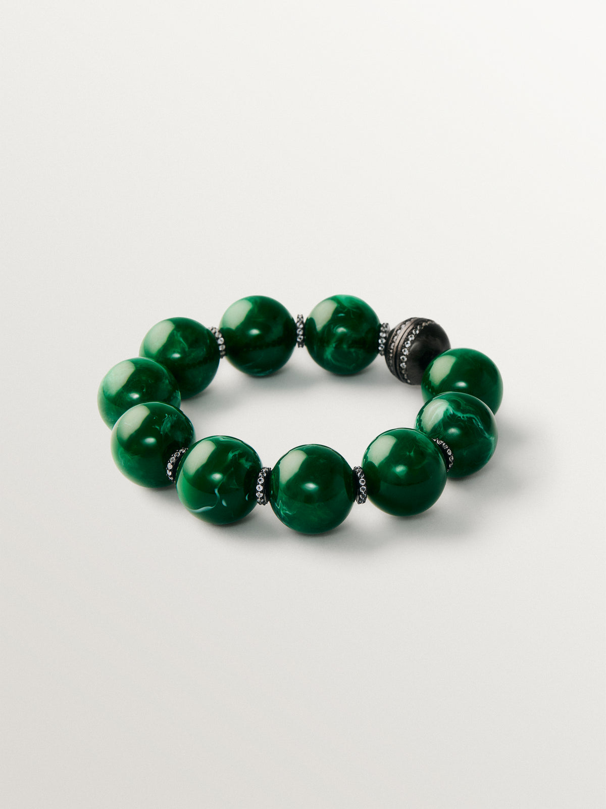Pulsera con resina verde, cristales y motivos de esferas
