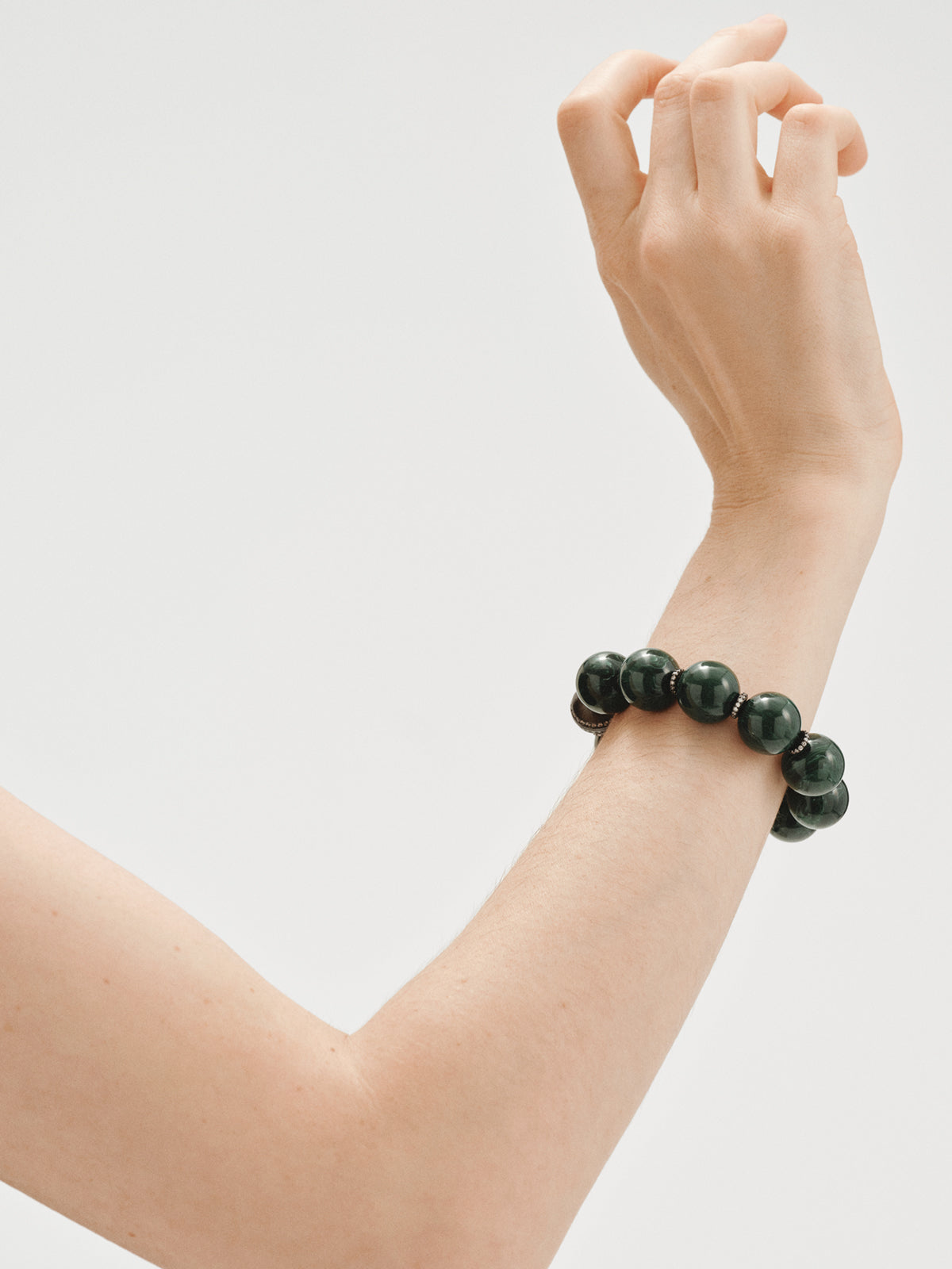 Pulsera con resina verde, cristales y motivos de esferas