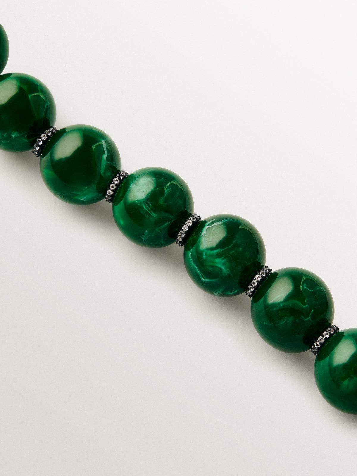 Pulsera con resina verde, cristales y motivos de esferas
