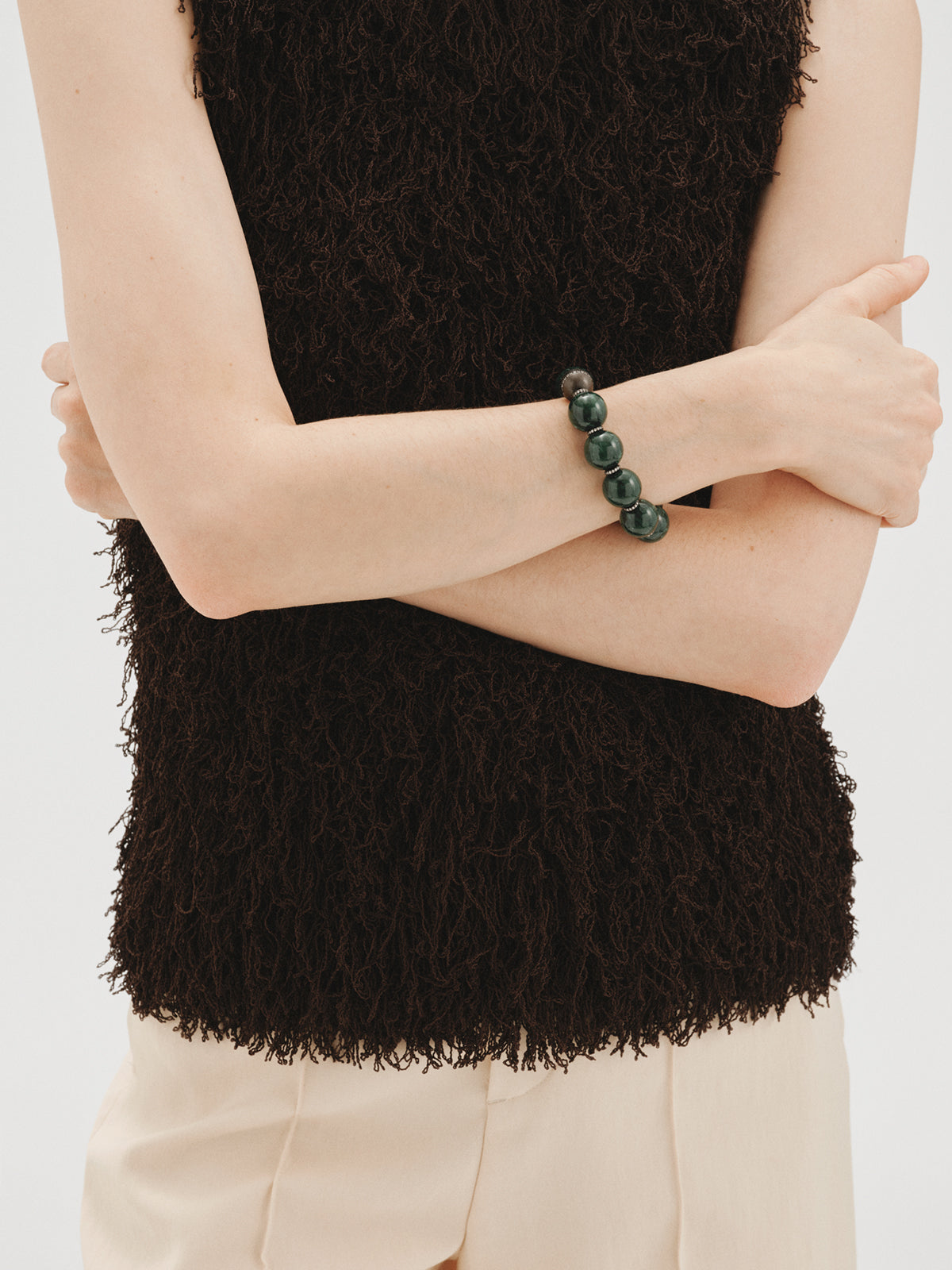 Pulsera con resina verde, cristales y motivos de esferas