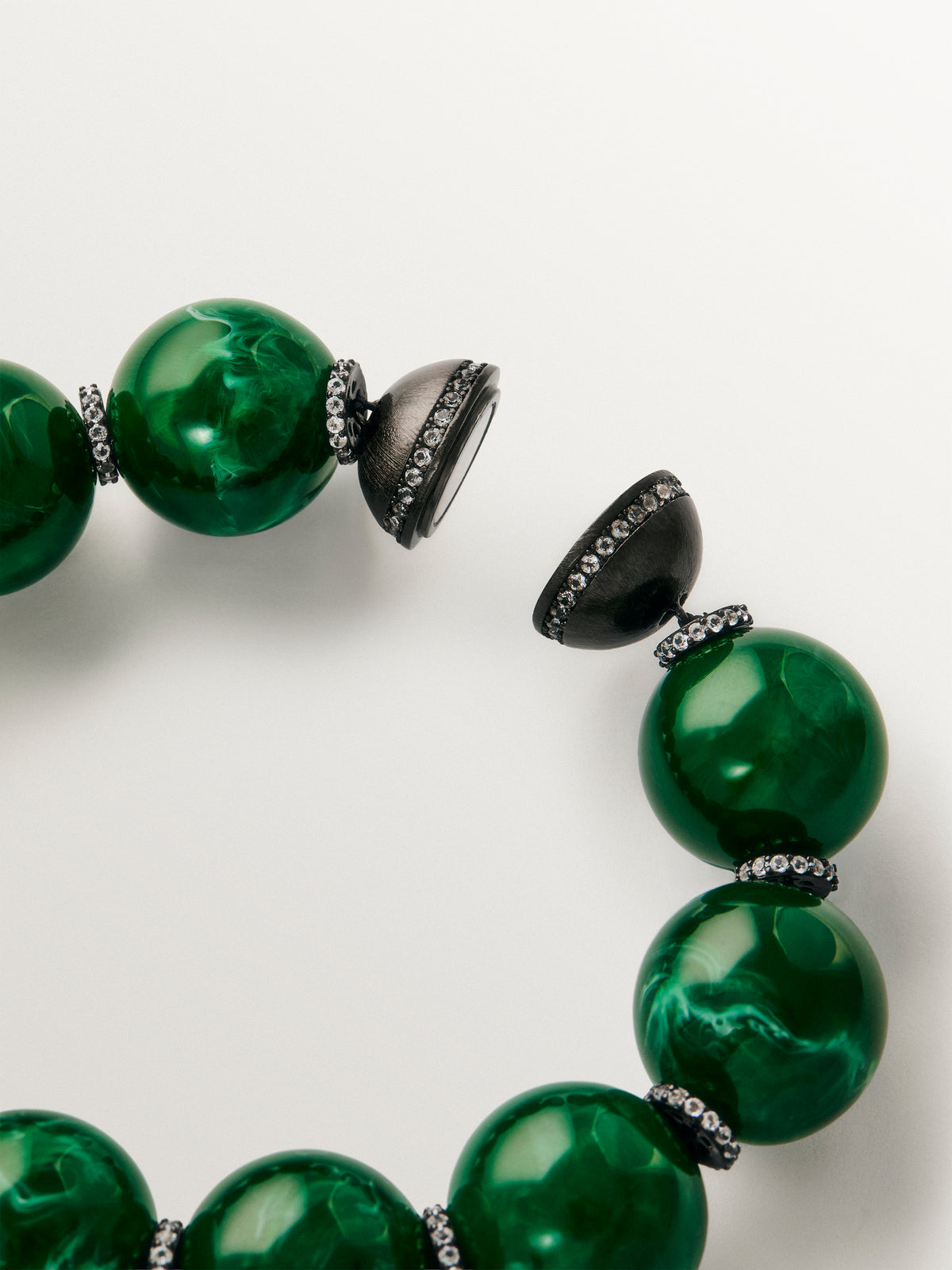 Pulsera con resina verde, cristales y motivos de esferas