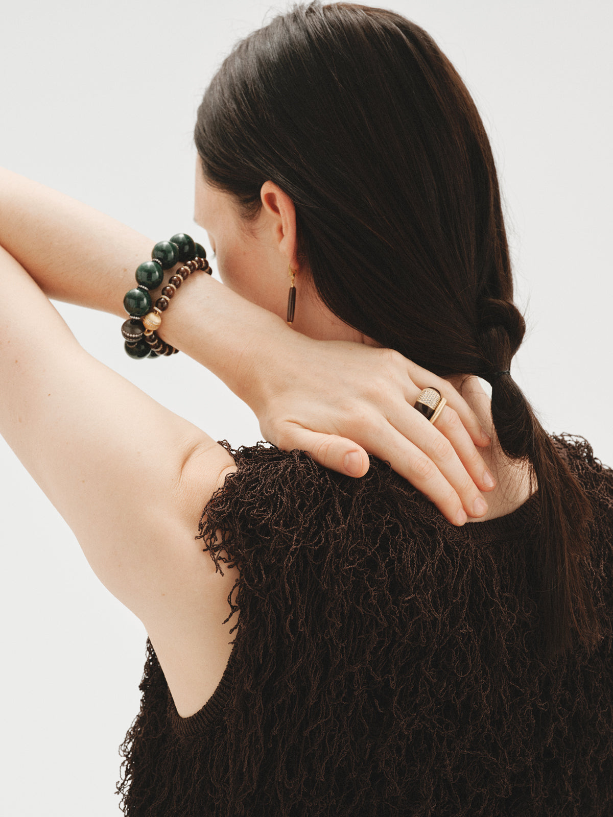 Pulsera con resina verde, cristales y motivos de esferas