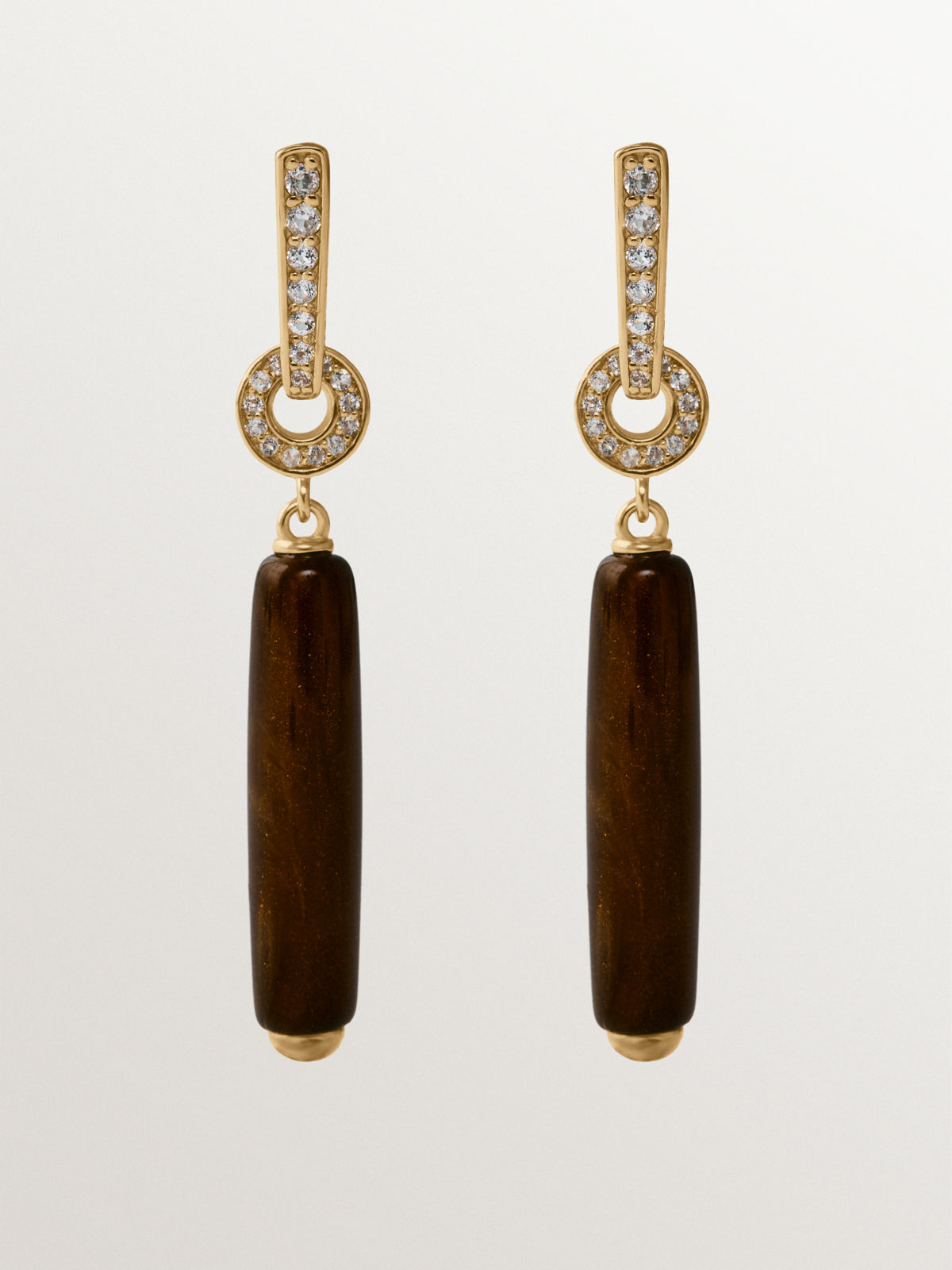 Pendientes largos bañados en oro amarillo de 18K con efecto cepillado, resina marrón y cristales