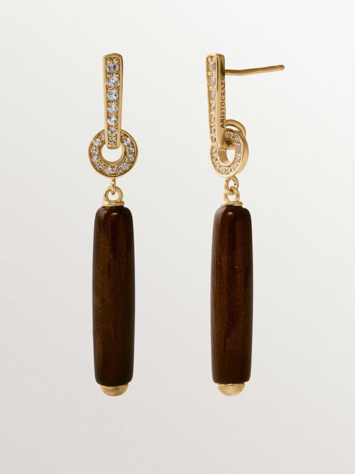Pendientes largos bañados en oro amarillo de 18K con efecto cepillado, resina marrón y cristales