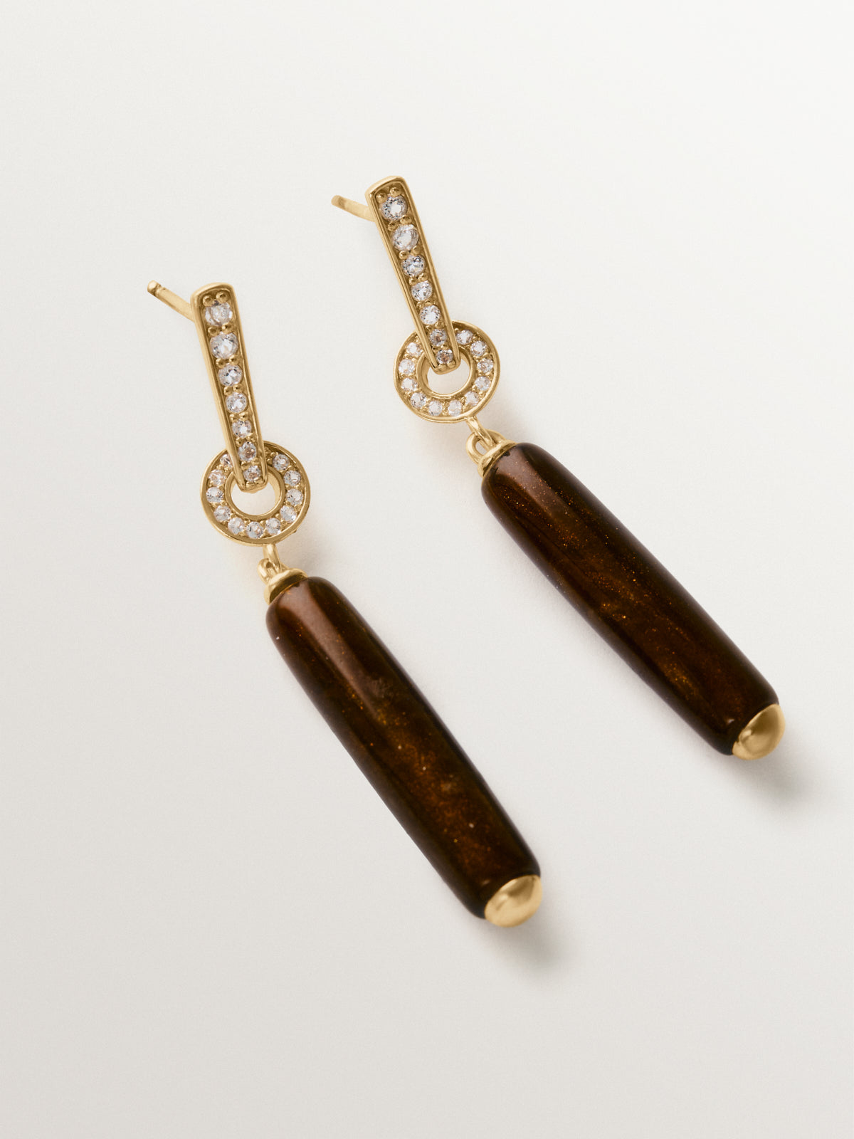Pendientes largos bañados en oro amarillo de 18K con efecto cepillado, resina marrón y cristales