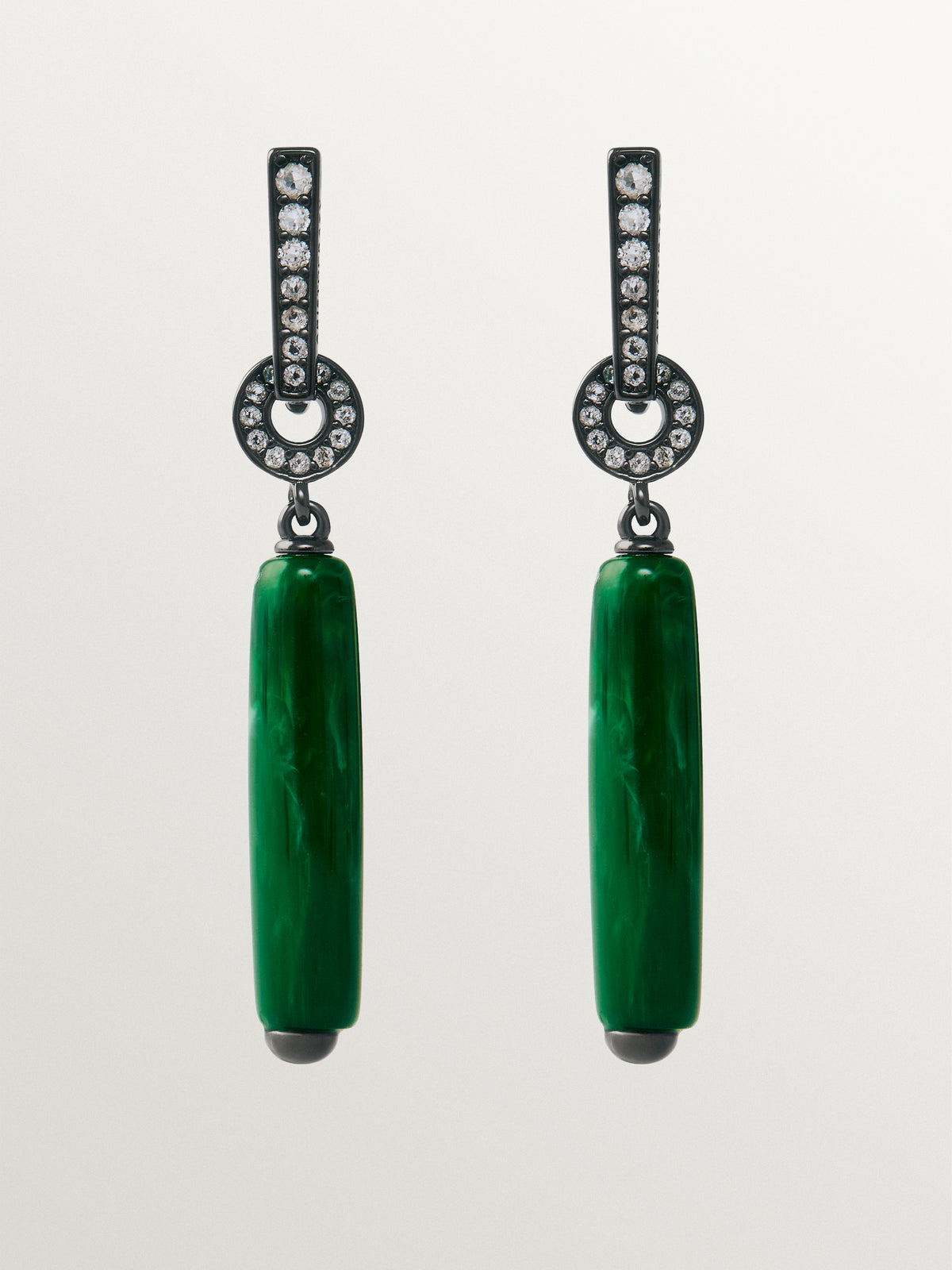 Pendientes largos con efecto cepillado, resina verde y cristales
