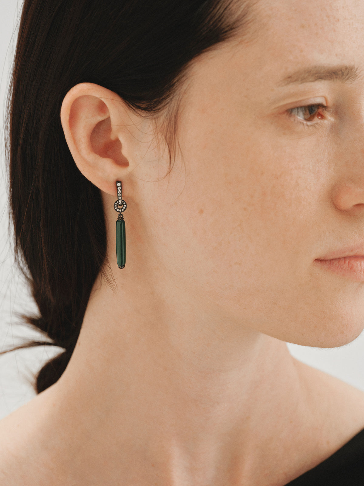 Long earrings with brushed finish, green resin and crystals