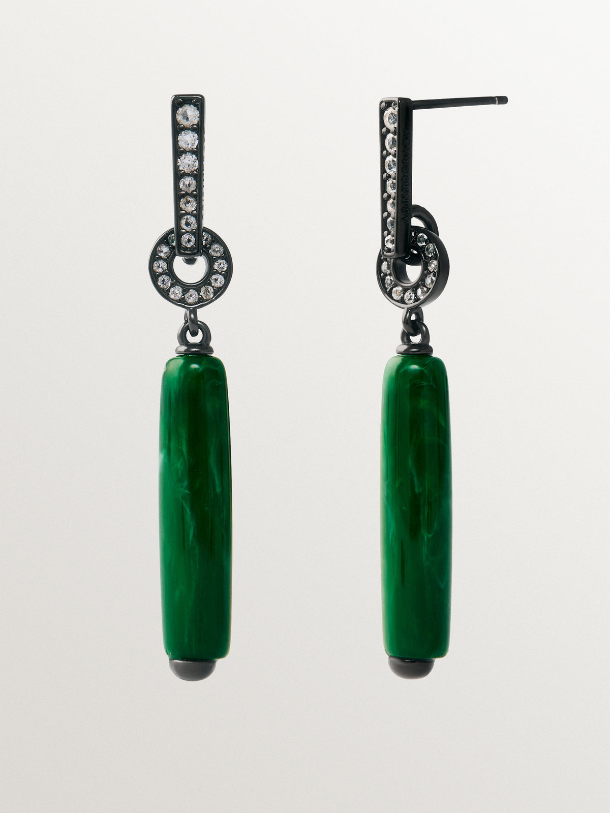 Pendientes largos con efecto cepillado, resina verde y cristales