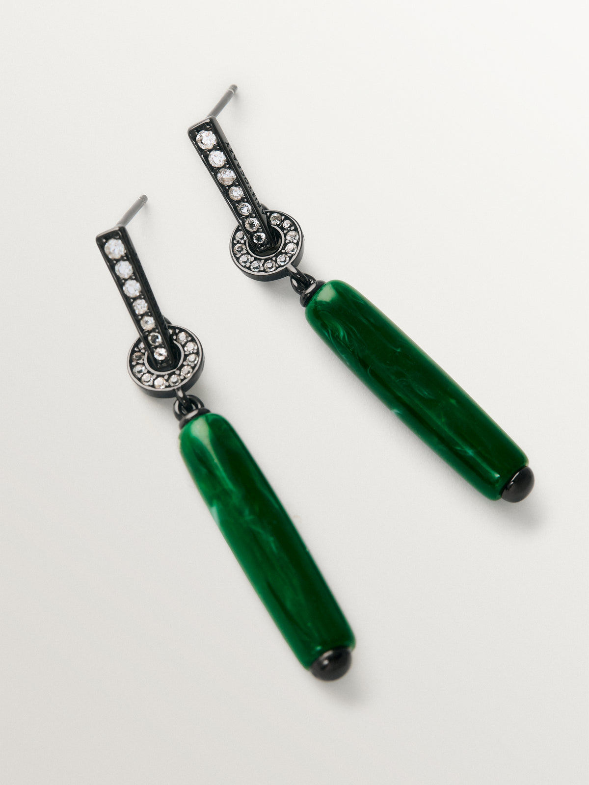 Pendientes largos con efecto cepillado, resina verde y cristales