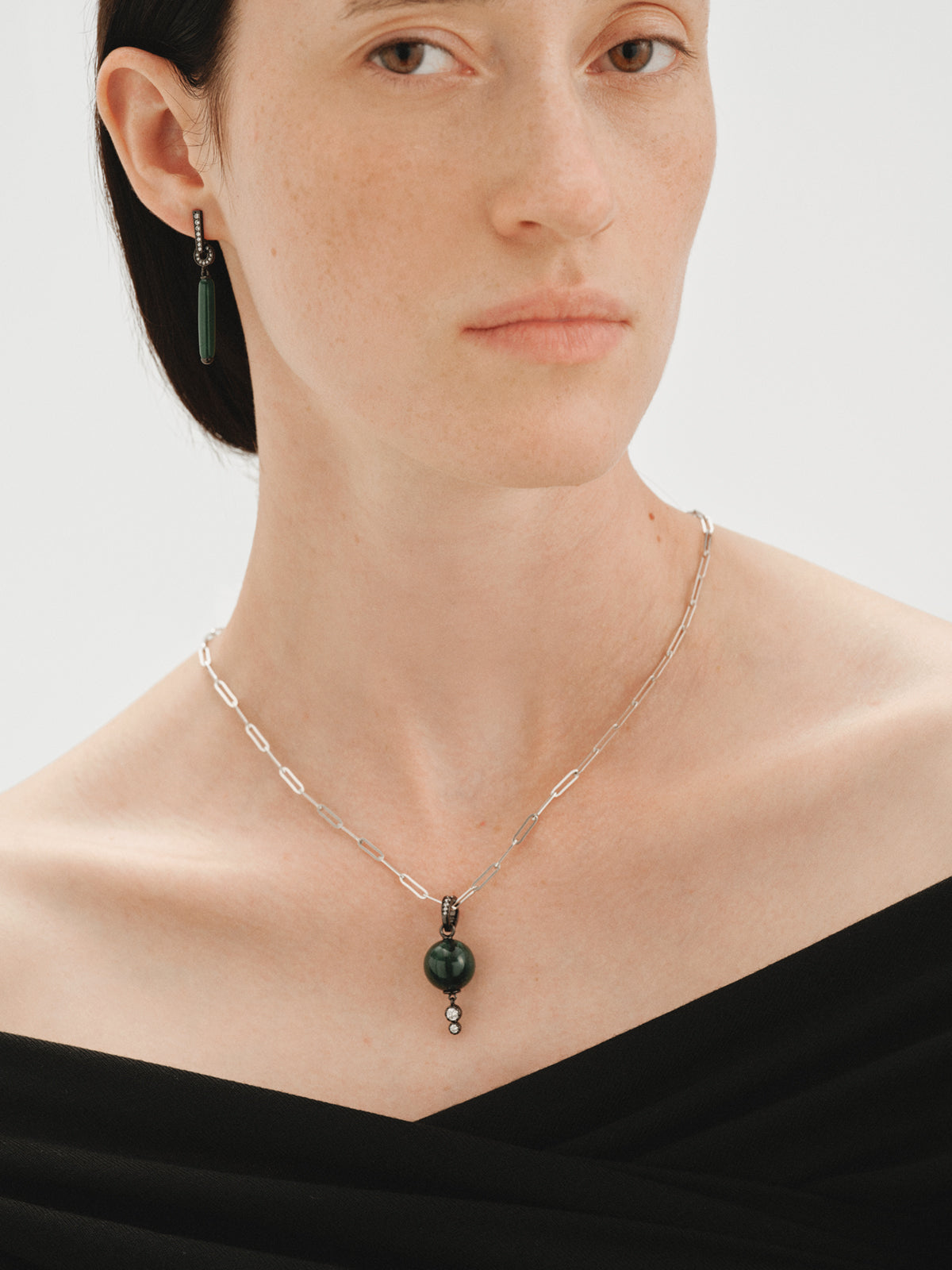 Long earrings with brushed finish, green resin and crystals