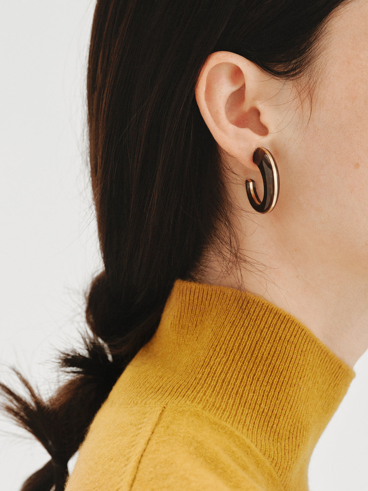 Pendientes bañados en oro amarillo de 18K con efecto cepillado y resina marrón