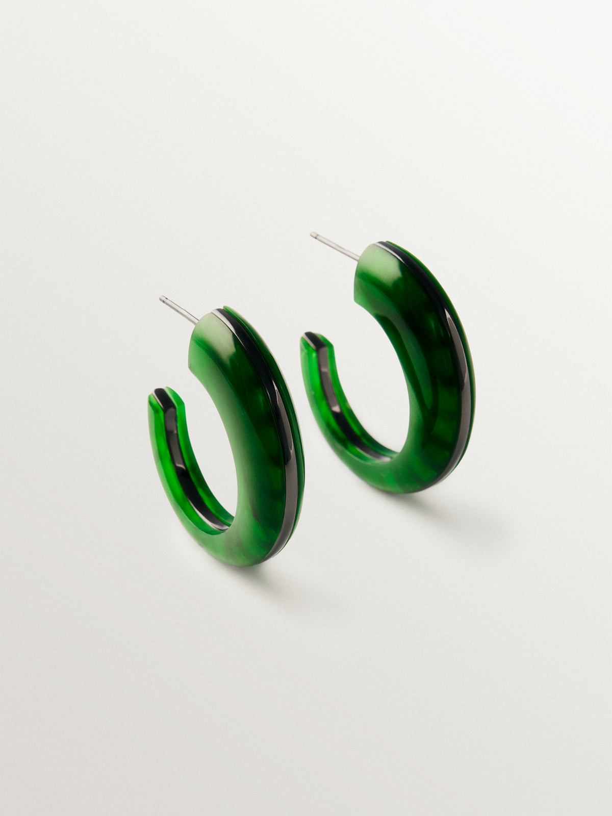 Pendientes con efecto cepillado y resina verde