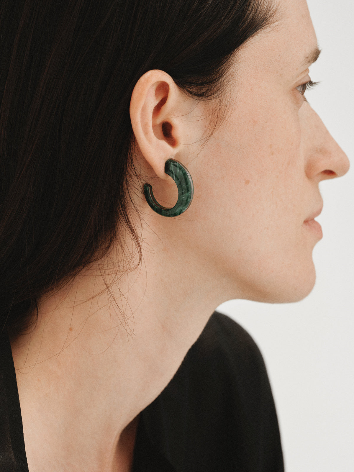 Pendientes con efecto cepillado y resina verde