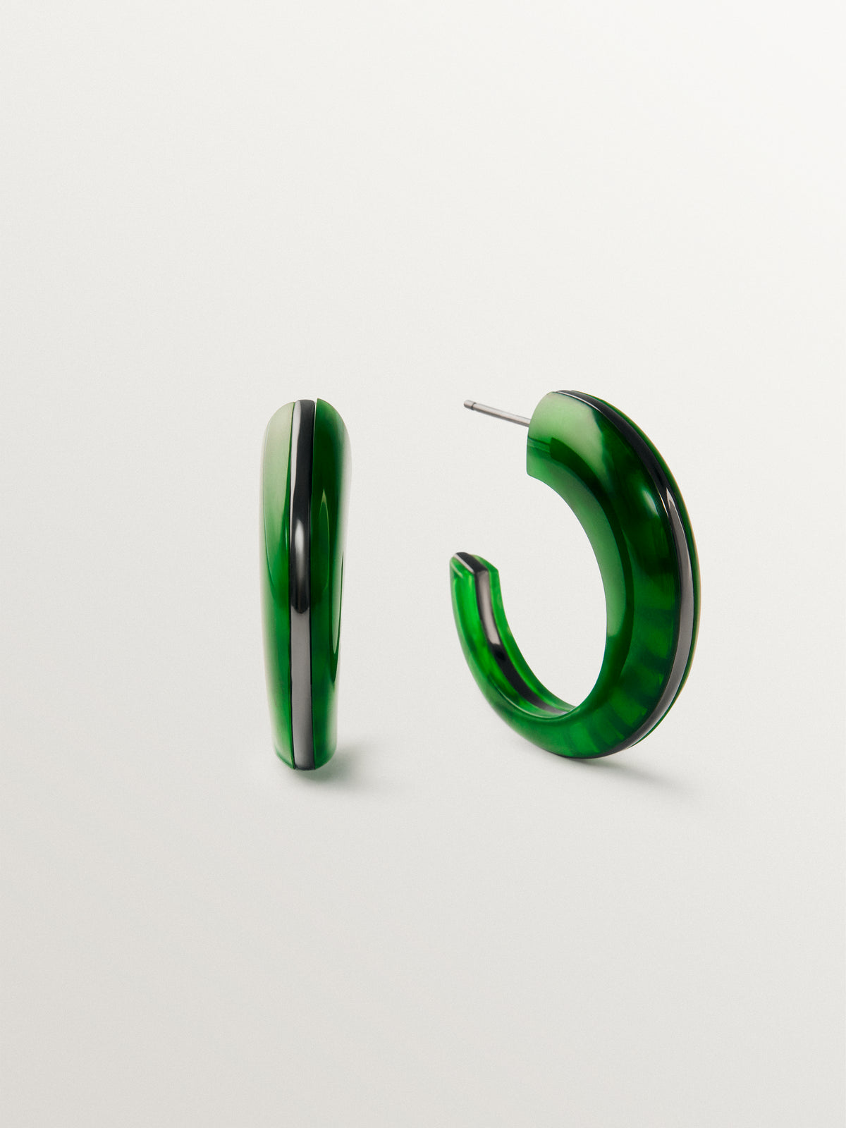 Pendientes con efecto cepillado y resina verde