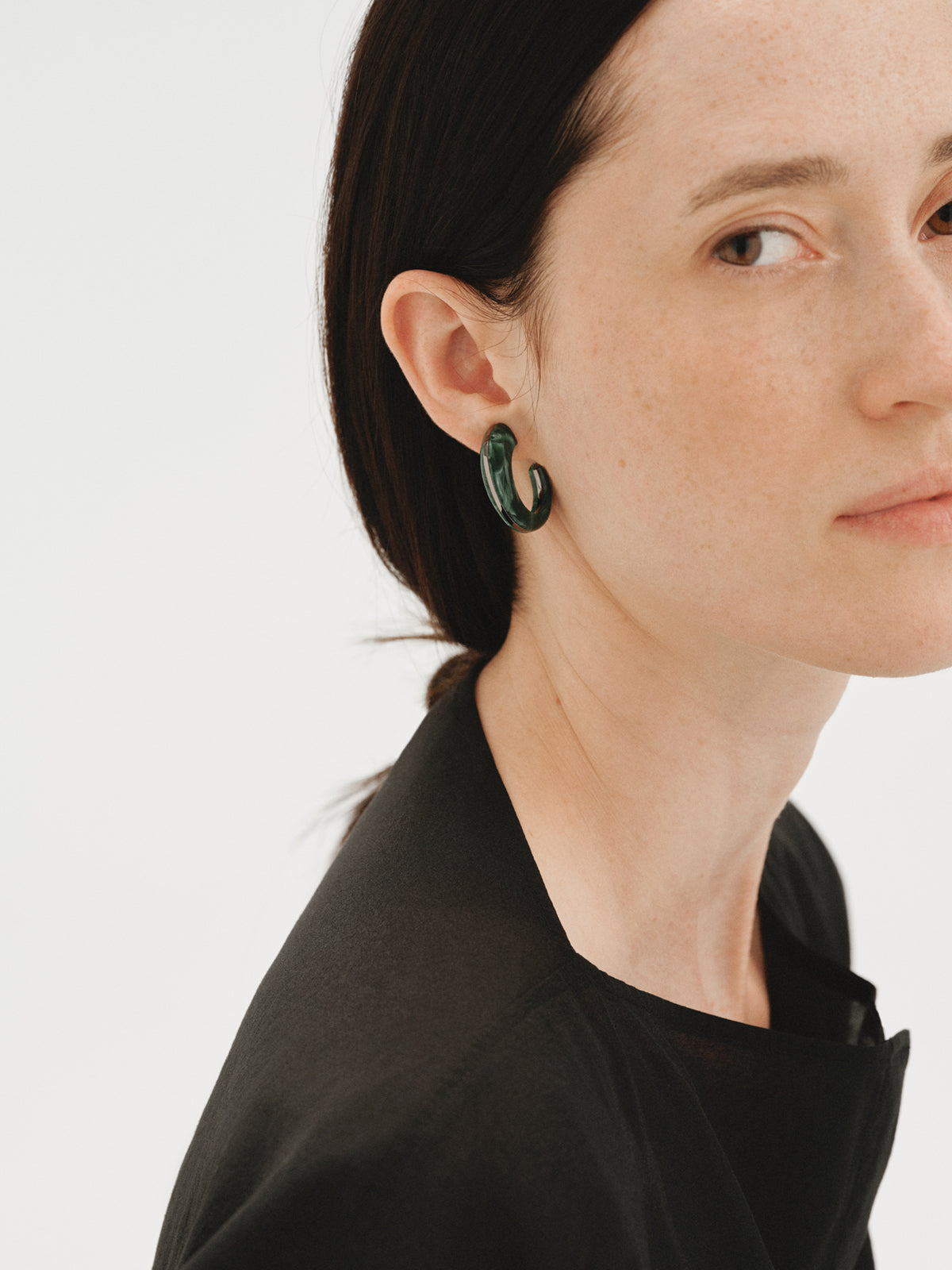 Pendientes con efecto cepillado y resina verde