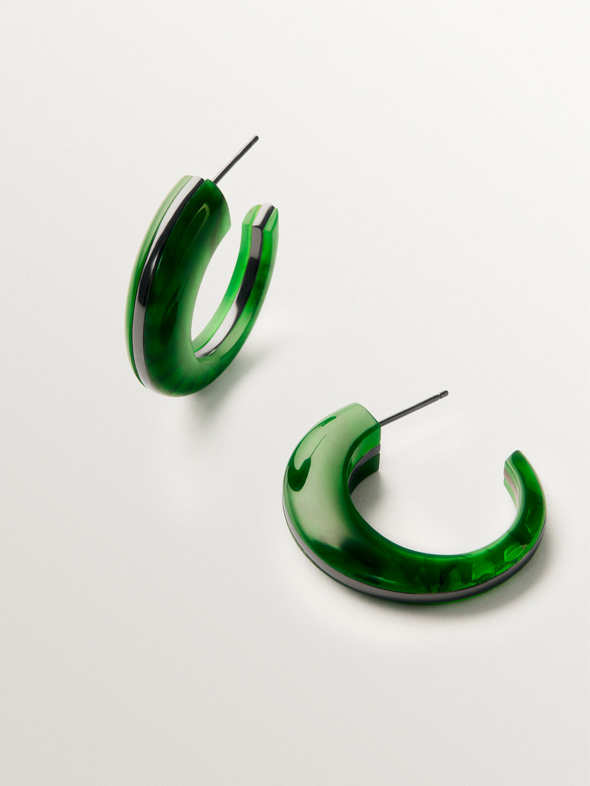 Pendientes con efecto cepillado y resina verde