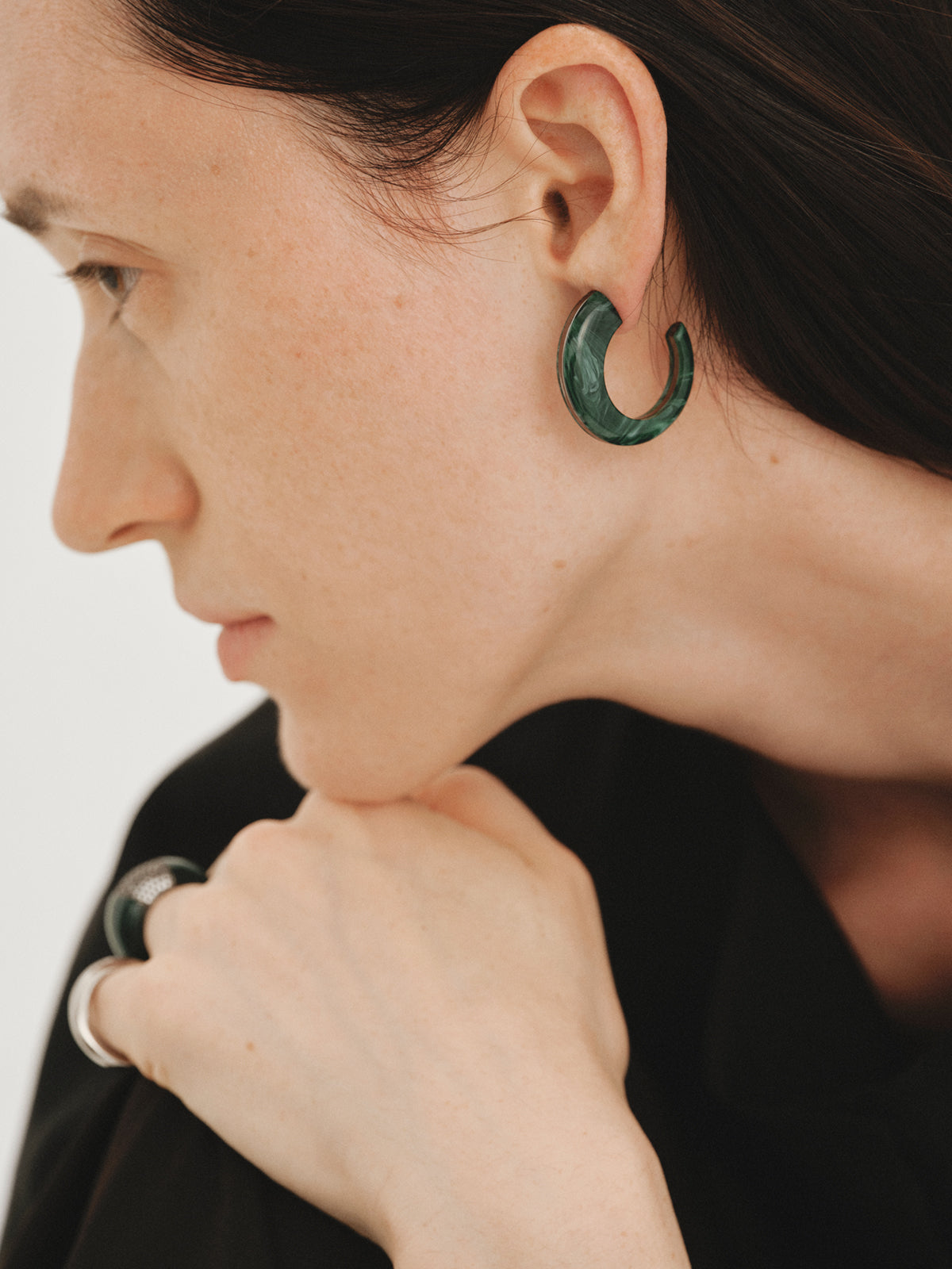 Pendientes con efecto cepillado y resina verde