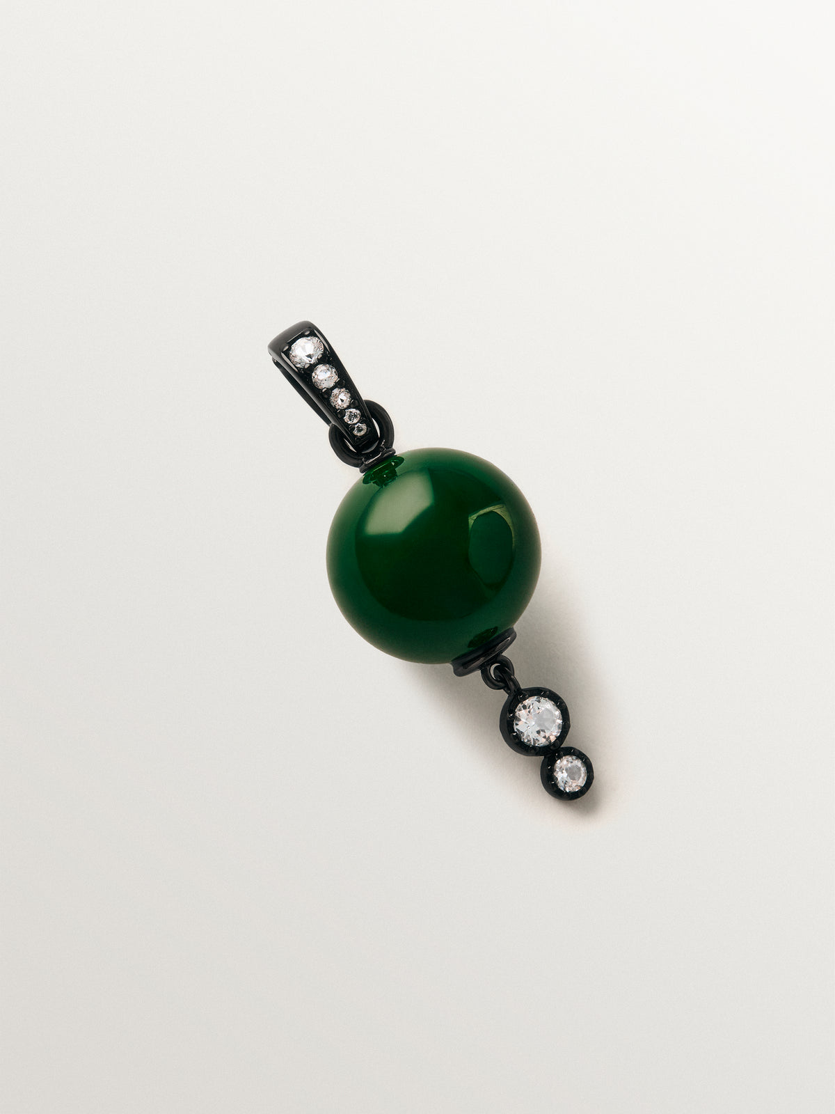 Charm con acabado gunmetal con resina verde, cristales y motivo de esfera