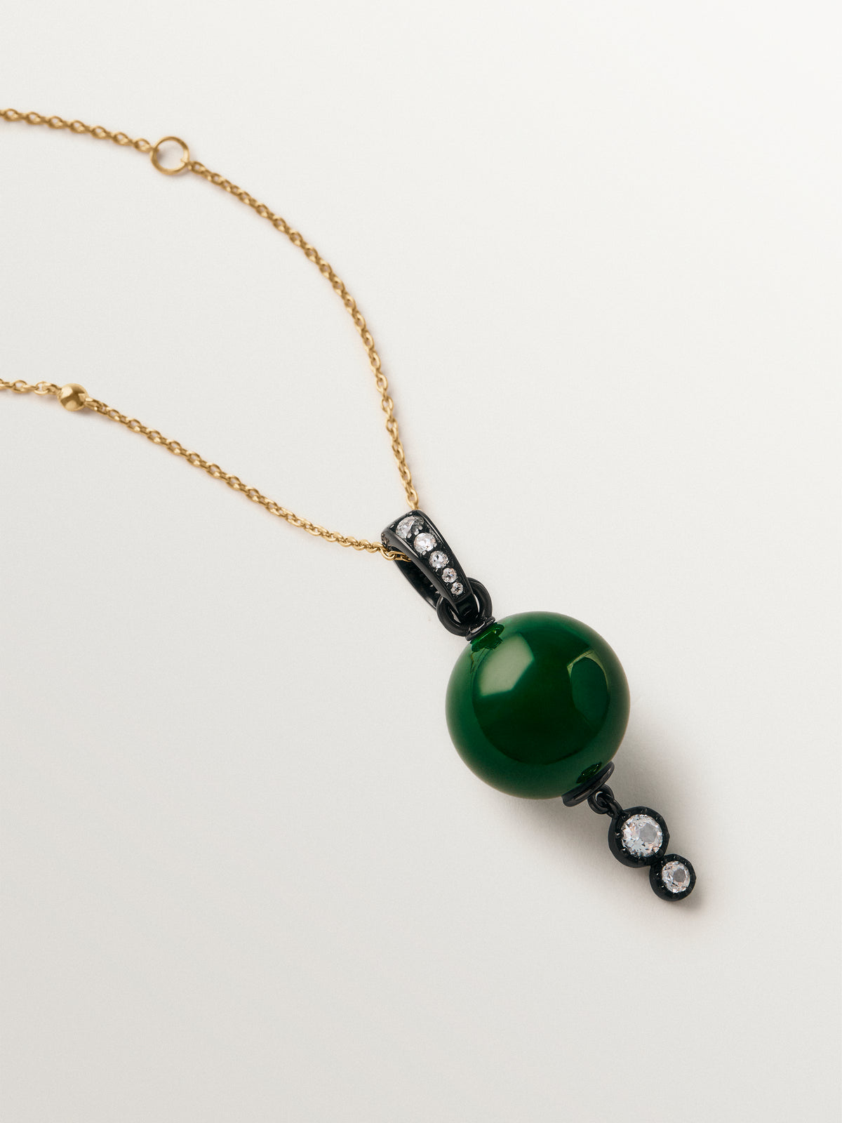 Charm con acabado gunmetal con resina verde, cristales y motivo de esfera