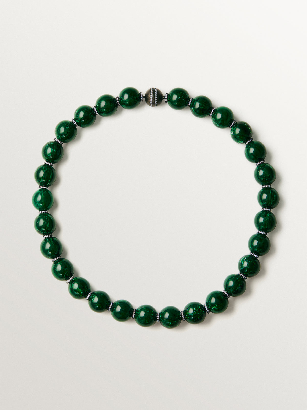 Collar con resina verde, cristales y motivos de esferas