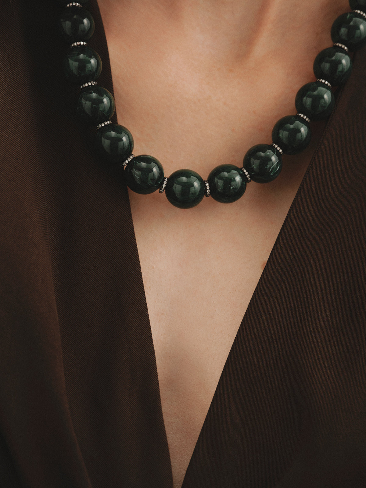 Collar con resina verde, cristales y motivos de esferas