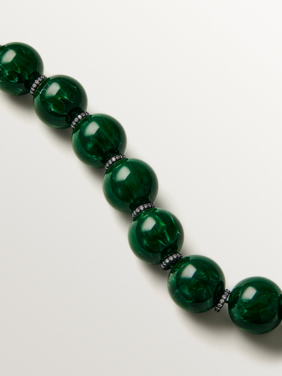 Collar con resina verde, cristales y motivos de esferas