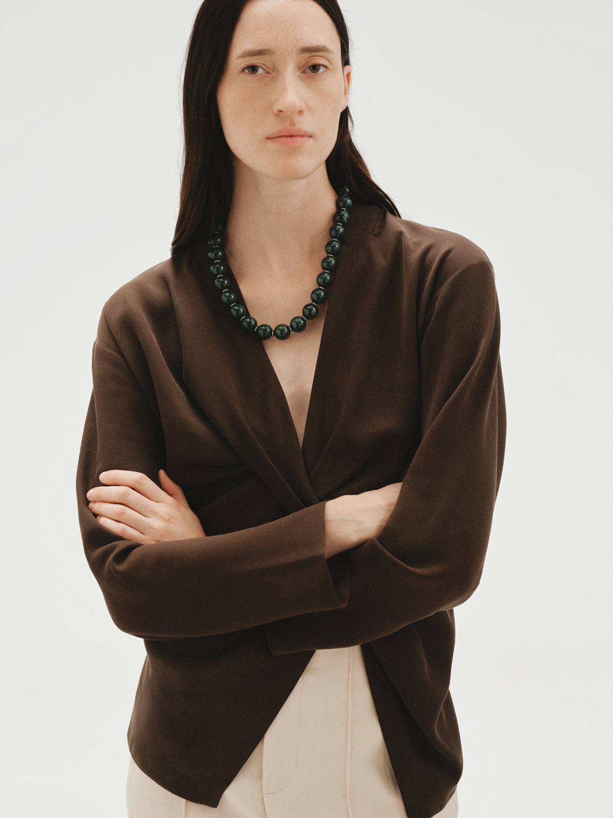 Collar con resina verde, cristales y motivos de esferas