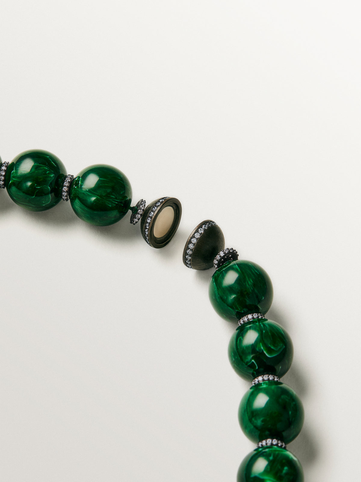 Collar con resina verde, cristales y motivos de esferas
