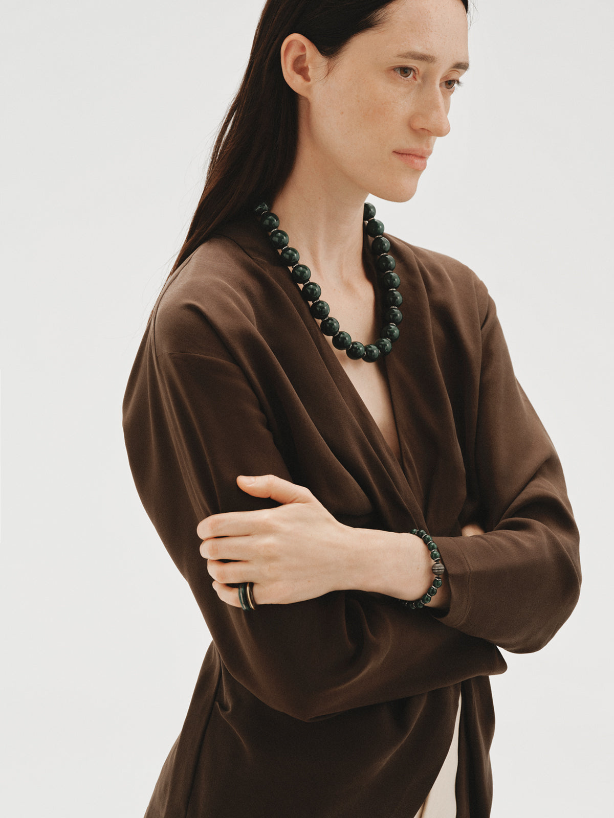 Collar con resina verde, cristales y motivos de esferas